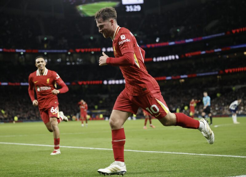 El jugador del Liverpool Alexis Mac Allister celebra el 2-0 durante el partido de la Premier League que han jugado Tottenham Hotspur y Liverpool FC, en Londres, Reino Unido. EFE/EPA/TOLGA AKMEN