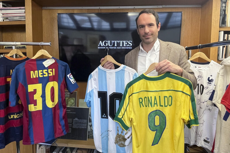 El mechón de pelo de Diego Maradona que será subastado en la Casa Aguttes de París y que fue conservado por su mejor amigo tras acompañarle a cortarse el cabello. La camiseta número 9 de Ronaldo Nazário de la final del mundial Francia-Brasil de 1998 y un mechón de cabello de Diego Armando Maradona destacan entre los más de 200 objetos deportivos que la casa Aguttes subatará en París el próximo 15 de diciembre. Por la camiseta que Ronaldo portó en la final que perdió Brasil ante el anfitrión Francia (3-0) la casa de subastas espera recaudar entre 40.000 y 80.000 euros. EFE/ Val Torres