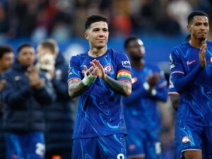 El jugador argentino Enzo Fernandez, del Chelsea, aplaude a sus aficionados, tras el partido de la Premier League que han jugado Chelsea y Aston Villa en Londres Reino Unido. EFE/EPA/DAVID CLIFF