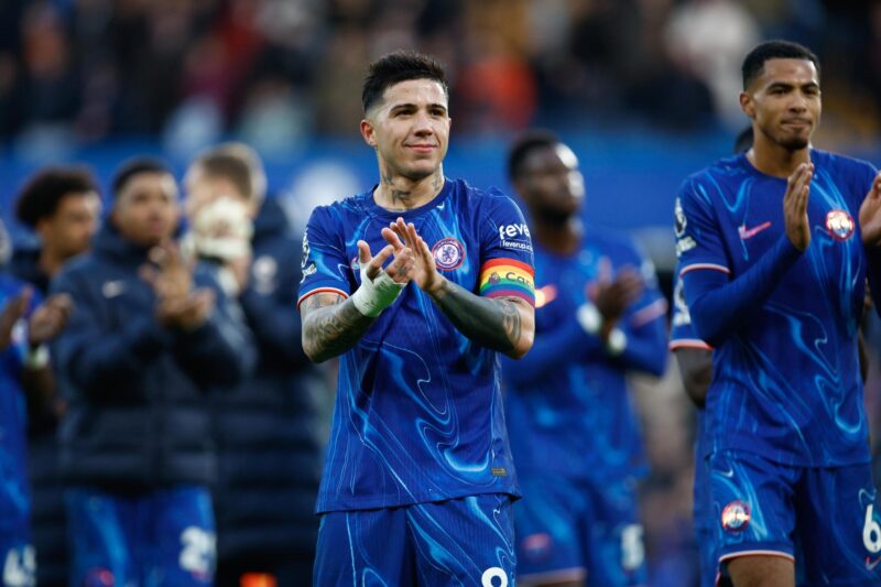 El jugador argentino Enzo Fernandez, del Chelsea, aplaude a sus aficionados, tras el partido de la Premier League que han jugado Chelsea y Aston Villa en Londres Reino Unido. EFE/EPA/DAVID CLIFF