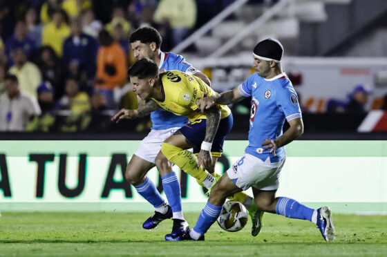 El jugador de América Paul Rodríguez (c) sucumbe a la marca de los defensores de Cruz Azul José Ignacio Rivero (atrás) y Erik Lira (d) durante el partido de ida de las semifinales del Torneo Apertura que empataron sin goles este jueves en el estadio Ciudad de los Deportes. EFE/Sáshenka Gutiérrez