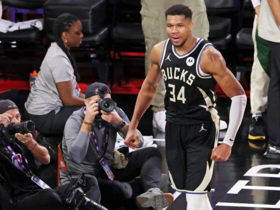NBA: Bucks vs Knicks, ¡haz tu mejor apuesta! El ala-pívot de los Milwaukee Bucks, Giannis Antetokounmpo, celebra este martes en Las Vegas la conquista de la Copa NBA con un destacado desempeño personal y la obtención del premio de MVP. EFE/EPA/RONDA CHURCHILL SHUTTERSTOCK