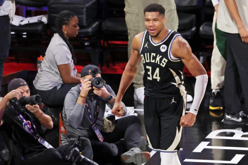 NBA: Bucks vs Knicks, ¡haz tu mejor apuesta! El ala-pívot de los Milwaukee Bucks, Giannis Antetokounmpo, celebra este martes en Las Vegas la conquista de la Copa NBA con un destacado desempeño personal y la obtención del premio de MVP. EFE/EPA/RONDA CHURCHILL SHUTTERSTOCK