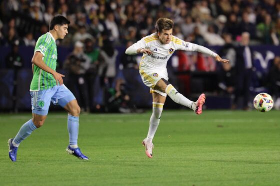 Riqui Puig (dch), durante la final de Conferencia Oeste Galaxy-Sounders. EFE/ALLISON DINNER