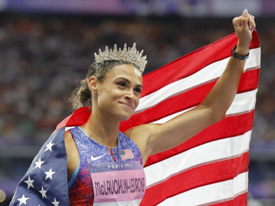 La atleta estadounidense Sydney McLaughlin-Levrone al celebrar la consecución del récord del mundo y la medalla de oro de la prueba femenina de los 400 m con vallas de los Juegos Olímpicos París 2024, el pasado 7 de agosto, en la capital gala. EFE/ Lavandeira Jr