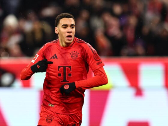 El jugador del Bayern Jamal Musiala (c) celebra el 2-1 goal durante el partido de la Bundesliga que han jugado Bayern Munich y Heidenheim en Múnich, Alemania. EFE/EPA/ANNA SZILAGYI