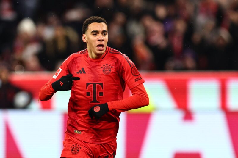 El jugador del Bayern Jamal Musiala (c) celebra el 2-1 goal durante el partido de la Bundesliga que han jugado Bayern Munich y Heidenheim en Múnich, Alemania. EFE/EPA/ANNA SZILAGYI