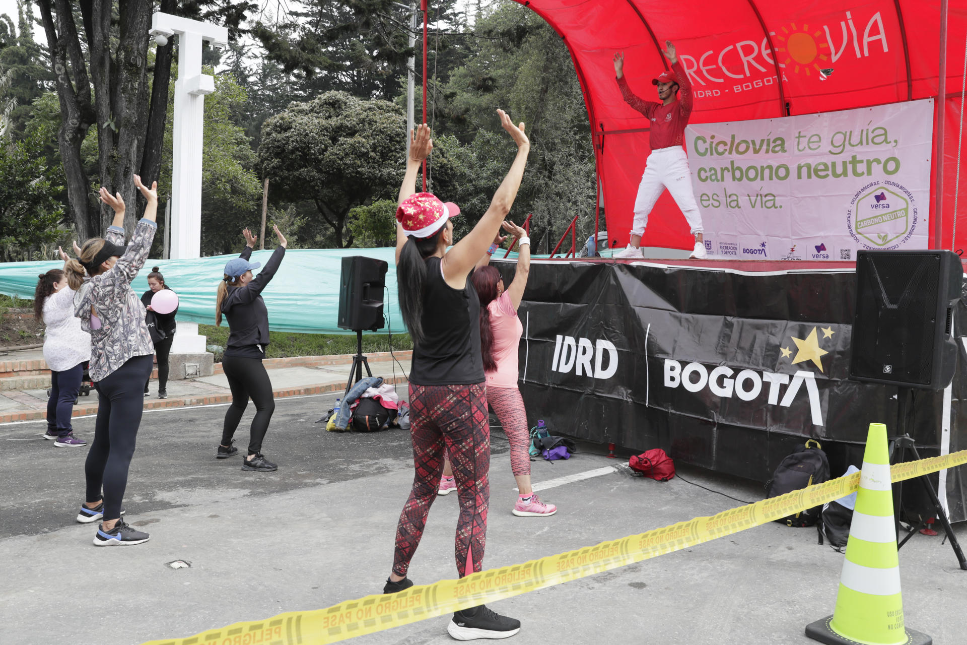 El ejercicio aeróbico contra los síntomas de la depresión Personas realizan aeróbicos en la ciclovía este domingo, en Bogotá (Colombia). EFE/ Carlos Ortega