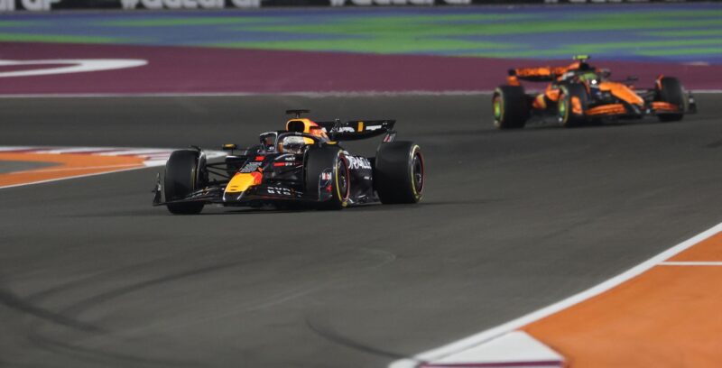 El piloto del Red Bull Racing Max Verstappen en acción durante el GP de Qatar en el Circuito de Lusail en Qatar. EFE/EPA/ALI HAIDER