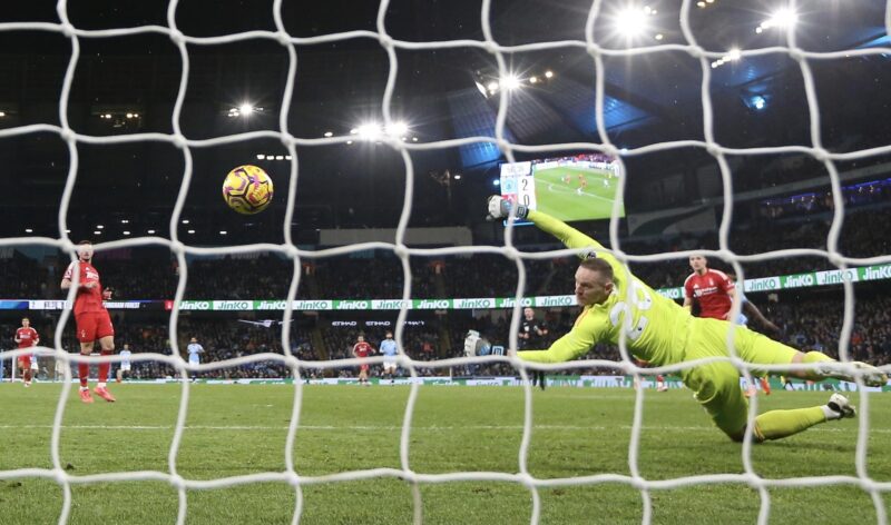 El portero del Nottingham Forest Matz Sels en acción durante el partido de la Premier League que han jugado Manchester City y Nottingham Forest, en Manchester,Reino Unido. EFE/EPA/ADAM VAUGHAN E
