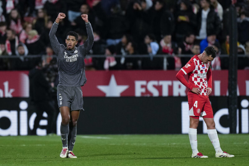 El Real Madrid golea al Girona y ya huele el liderato en LaLiga El centrocampista del Real Madrid Jude Bellingham (i) celebra su gol, primero del equipo blanco, durante el partido de la jornada 19 de LaLiga que Girona FC y Real Madrid disputan este sábado en el estadio Montilivi, en Girona. EFE/Siu Wu