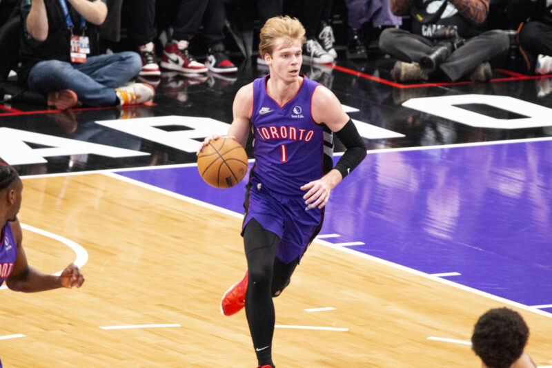 Gradey Dick,de los Toronto Raptors, con el balón, durante el partido frente a los Brooklyn Nets en el Scotiabank Arena, en Toronto (Canadá). EFE/ Julio César Rivas