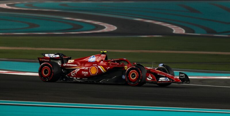 De Messi a la Formula 1: Así será el 2025 en Miami El español Carlos Sainz (Ferrari), que marcó el cuarto tiempo en los entrenamientos libres para el Gran Premio de Abu Dabi, el último del Mundial de Fórmula Uno, declaró este viernes en el circuito de Yas Marina -donde sólo rodó en el segundo ensayo- que tienen "que mejorar el ritmo si" desean "luchar en la zona más alta este fin de semana". EFE/EPA/ALI HAIDER