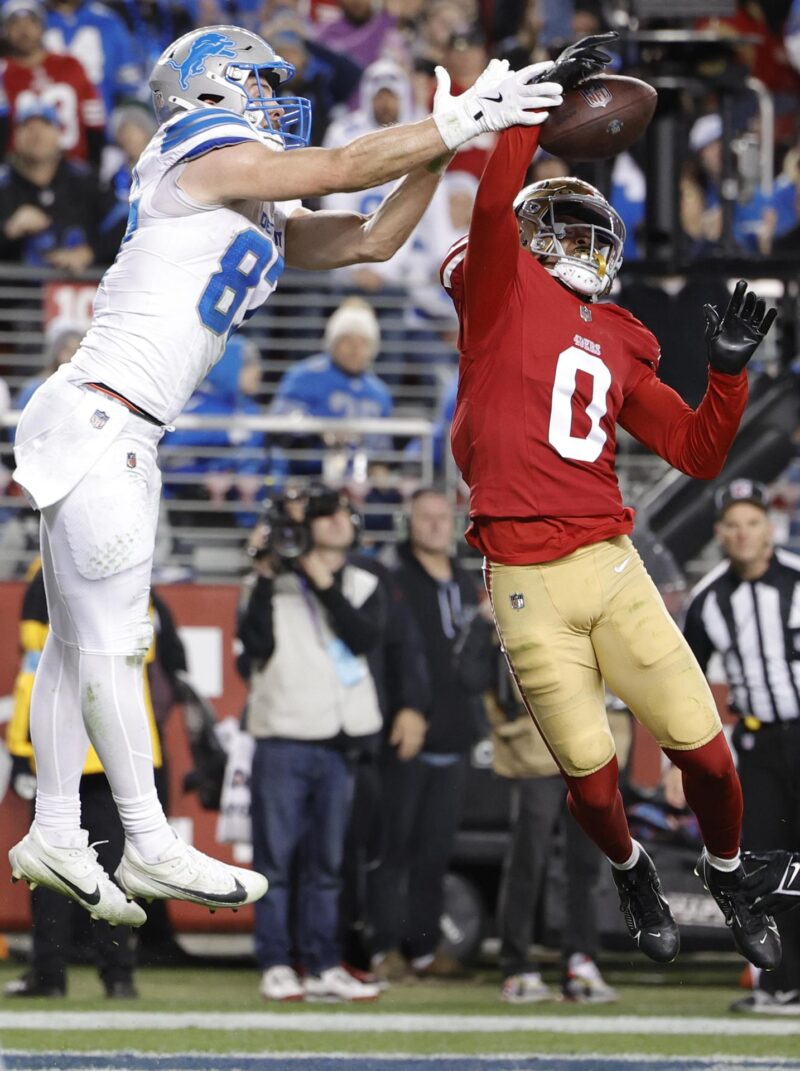El esquinero de San Francisco 49ers, Renardo Green (d), intercepta un pase destinado al ala cerrada de Detroit Lions, Sam LaPorta (i) durante el partido de la penúltima semana de la NFL jugado este lunes en Santa Clara (California). EFE/EPA/JOHN G. MABANGLO