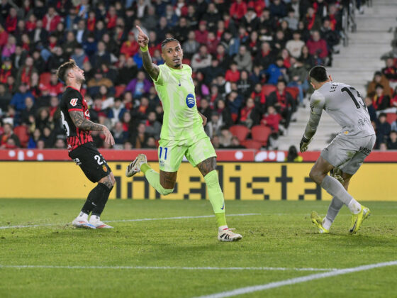 El delantero del Barcelona Raphinha (c) celebra tras marcar el tercer gol ante el Mallorca. EFE/MIQUEL BORRÀS