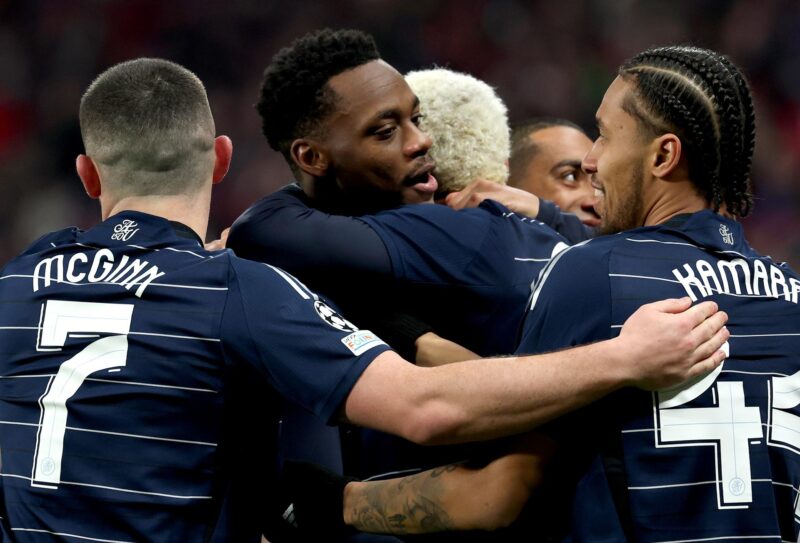 El delantero colombiano Jhon Duran (d), jugador del Aston Villa, celebra con sus compañeros un gol durante el partido del a sexta jornada de la UEFA Champions League que han jugado RB Leipzig y Aston Villa en Leipzig, Alemania. EFE/EPA/FILIP SINGER