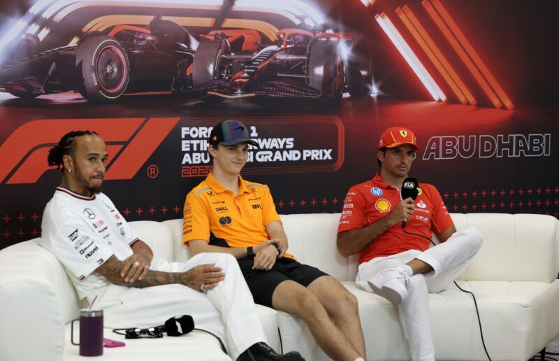 El inglés Lewis Hamilton (i.) -que deja Mercedes y se va a Ferrari-, el australiano Oscar Piastri, de McLaren (c.) y el español Carlos Sainz (d.) -que deja Ferrari y se va a Williams- durante una rueda de prensa en el Gran Premio de Abu Dabi, el último del Mundial de F1. EFE/EPA/ALI HAIDER