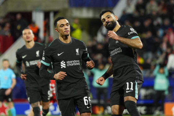 El delantero egipcio del Liverpool, Mohamed Salah (d) celebra el primer gol de su equipo durante el partido de Liga de Campeones que Girona FC y Liverpool FC disputaron en el estadio de Montilivi. EFE/Siu Wu