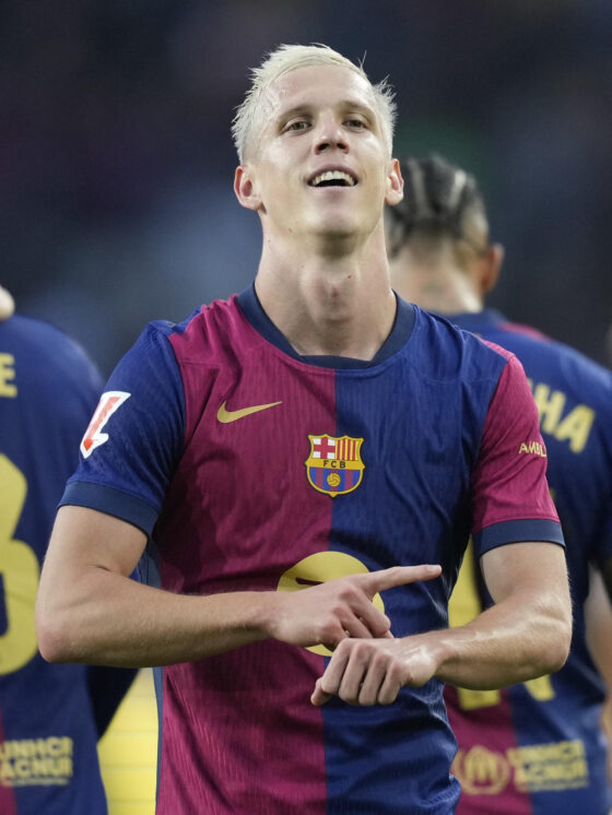 El centrocampista del FC Barcelona Dani Olmo celebra uno de sus goles EFE/ Enric Fontcuberta