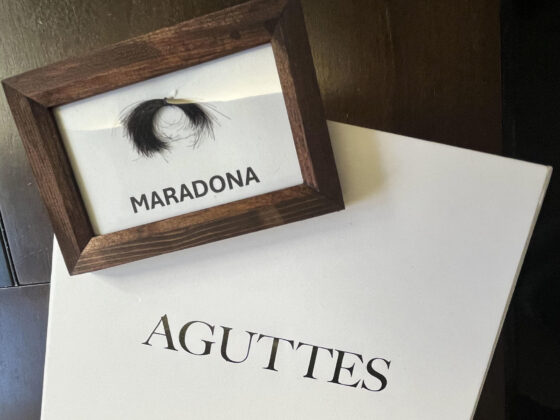 El mechón de cabello de Diego Armando Maradona y la camiseta de Ronaldo en la final del mundial del 98, en la que Brasil perdió ante Francia, se quedaron sin comprador en una subasta realizada en París, informaron este jueves a EFE fuentes de la casa Aguttes, encargada de la venta. EFE/ Val Torres