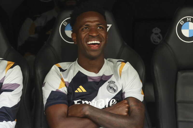 El delantero brasileño del Real Madrid, Vinicius Junior en el banquillo en foto de archivo de Kiko Huesca. EFE