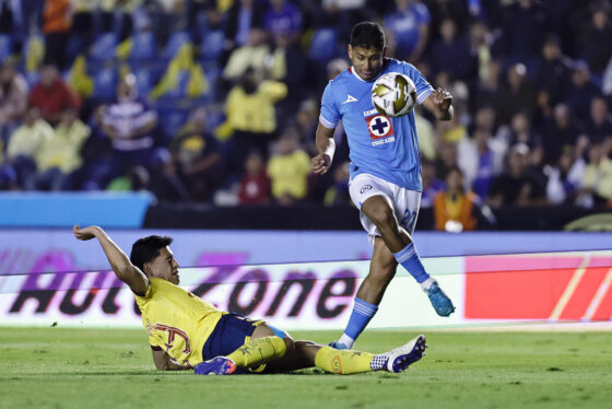 El delantero de Cruz Azul Luis Romo (d) regatea al defensor de América Ramón Juárez (i) durante el partido de ida de las semifinales del torneo Apertura mexicano que empataron este jueves sin goles en el estadio Ciudad de los Deportes en Ciudad de México. EFE/Sáshenka Gutiérrez