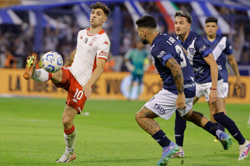 Elías Gómez (d) de Vélez disputa el balón con Walter Mazzanti (i) de Huracán en un partido de la Liga Profesional argentina en el estadio José Amalfitani en Buenos Aires (Argentina). EFE/ Juan Ignacio Roncoroni