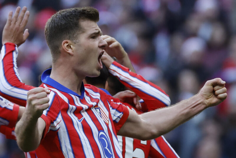 FC Barcelona vuelve a perder y el Atlético de Madrid sueña El delantero noruego del Atlético de Madrid Alexander Sørloth celebra con sus compañeros el gol marcado ante el Getafe durante el partido de Liga que disputan Atlético de Madrid y Getafe este domingo en el estadio Riyadh Air Metropolitano. EFE/Juanjo Martín