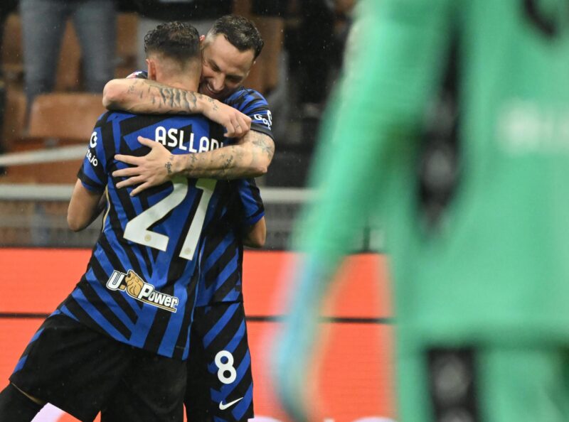 Marcadores Serie A: Derbi de Milán y Napoli ante la AS Roma Asllani y Arnautovic celebran el 2-0. EFE/EPA/DANIEL DAL ZENNARO