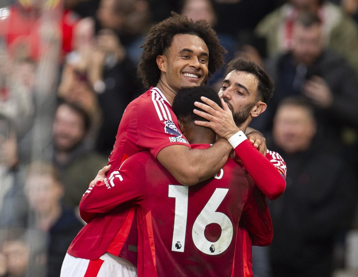 Joshua Zirkzee, Bruno Fernandes y Diallo celebran uno de los goles. EFE/EPA/PETER POWELL.