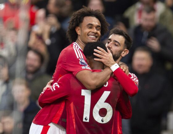 Joshua Zirkzee, Bruno Fernandes y Diallo celebran uno de los goles. EFE/EPA/PETER POWELL.