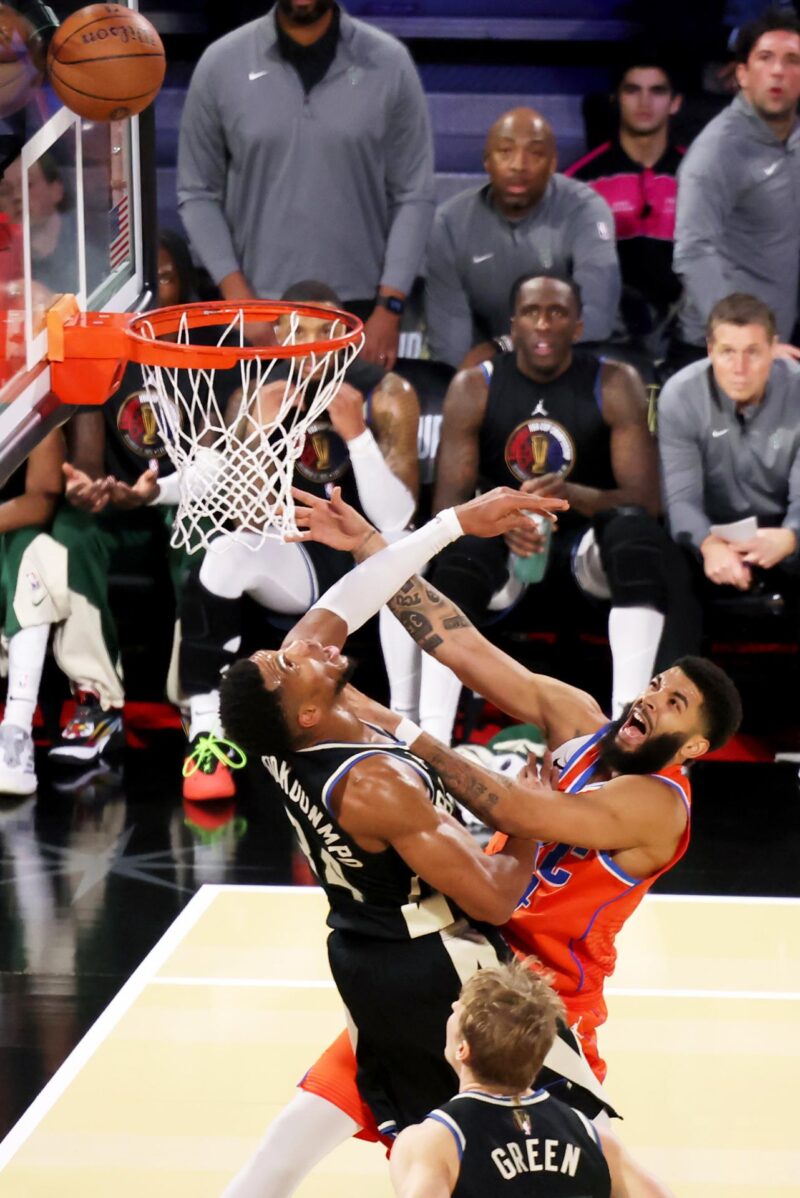 El ala-pívot de Milwaukee Bucks, Giannis Antetokounmpo (i), y el ala-pívot de Oklahoma City Thunder, Kenrich Williams, disputan el balón bajo la red durante la disputa en Las Vegas de la Copa de la NBA.EFE/EPA/RONDA CHURCHILL SHUTTERSTOCK