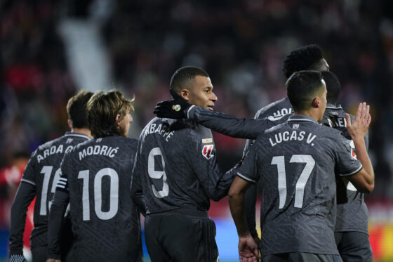 El delantero francés del Real Madrid Kylian Mbappé (c) celebra con sus compañeros tras marcar el 0-3 durante el partido de la jornada 19 de LaLiga que Girona FC y Real Madrid disputaron en el estadio Montilivi, en Girona. EFE/ Siu Wu