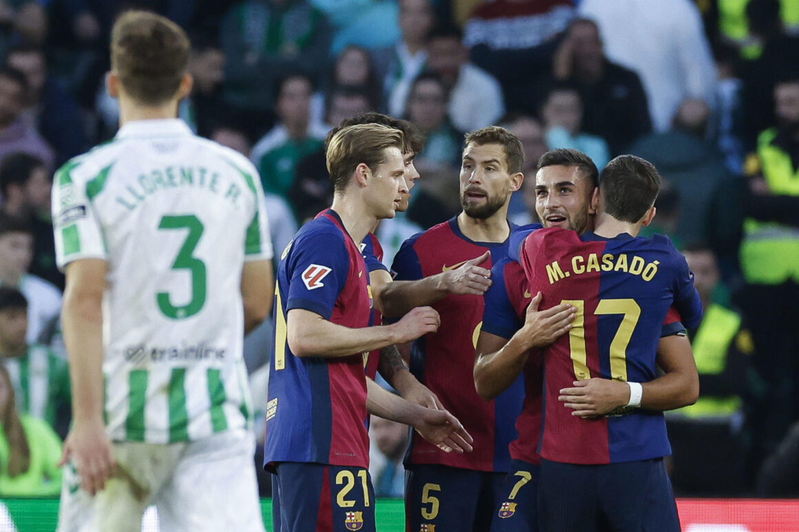 El delantero español del FC Barcelona Ferrán Torres (2d) celebra con sus compañeros tras marcar el 1-2 durante el partido de la jornada décimo sexta de LaLiga EA Sports que disputaron Real Betis Balompié y FC Barcelona en el Estadio Benito Villamarín de Sevilla. EFE/ Julio Muñoz