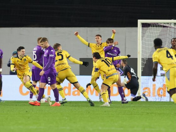 El jugador del Udines Florian Thauvin (10) celebra con sus compañeros el 1-2 durante el partido de la Serie A que han jugado ACF Fiorentina y Udinese Calcio en el Artemio Franchi Stadium ie Florencia Italia. EFE/EPA/CLAUDIO GIOVANNINI