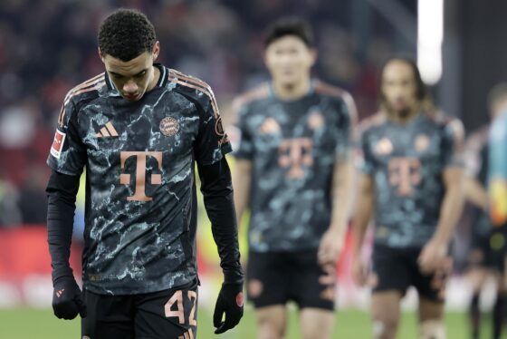 Musiala lamenta el 2-1 contra el Mainz. EFE/EPA/RONALD WITTEK.
