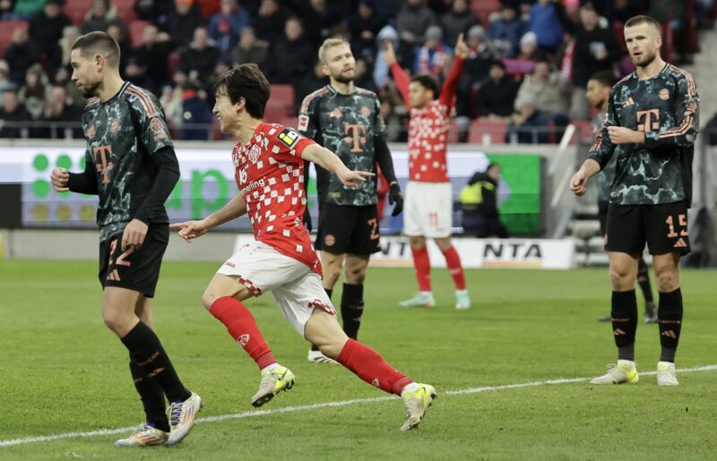 El Bayern cae ante el Mainz y hay la liga abierta. Mira las posiciones Los jugadores del Bayern Múnich reaccionan tras encajar un gol en el partido de la Bundesliga que han jugado 1. FSV Mainz 05 y FC Bayern Munich en Mainz, Alemania. EFE/EPA/RONALD WITTEK