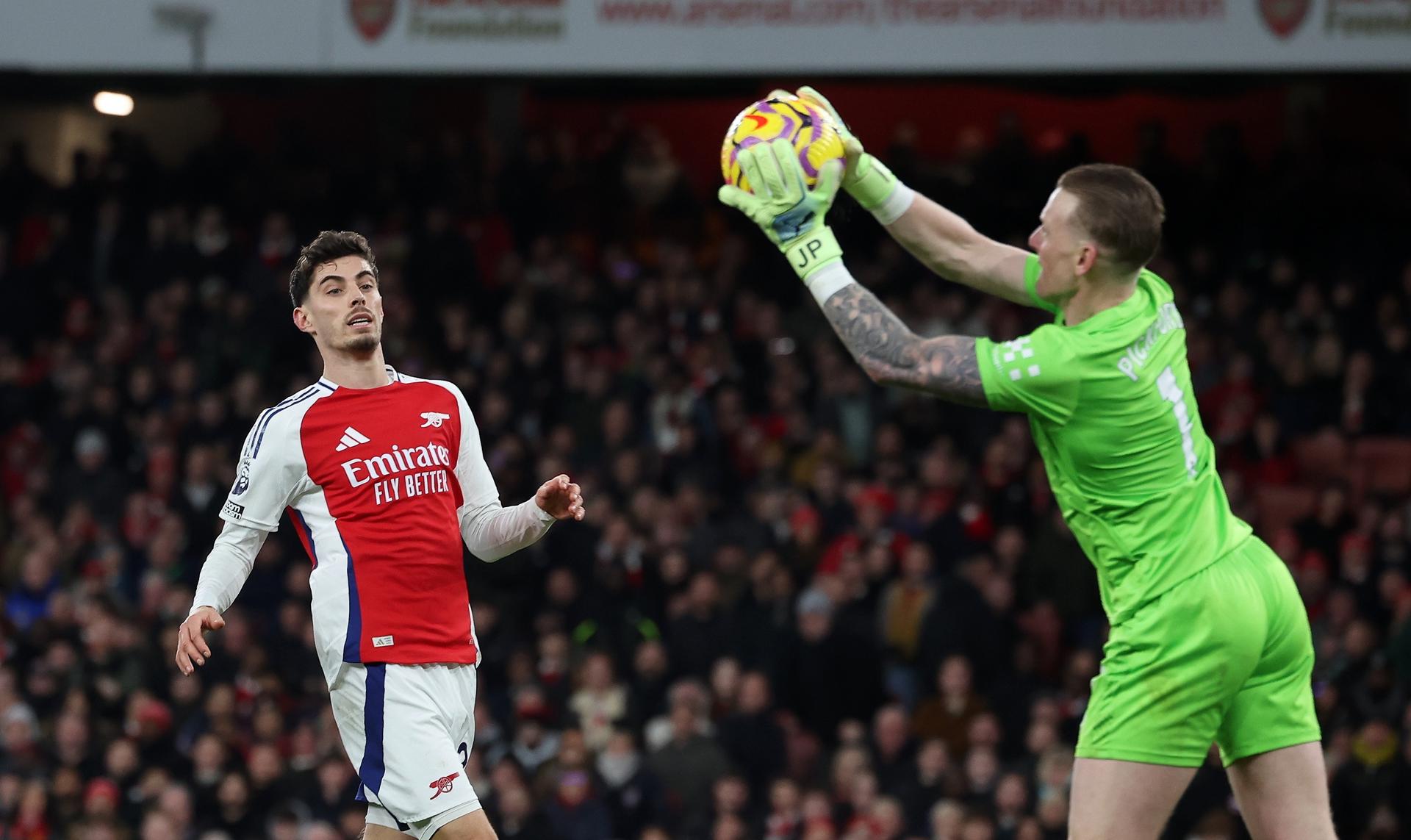 ¿Jordan Pickford a Tigres? La realidad del rumor del arquero inglés El jugador del Everton Jordan Pickford (d) salva un gol junto a Kai Havertz (I), del Arsenal, durante el partido de la Premier League que han jugado Arsenal FC y Everton FC, en Londres, Reino Unido. EFE/EPA/ANDY RAIN