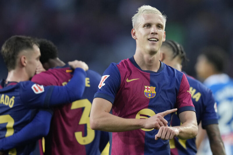 El centrocampista del FC Barcelona Dani Olmo celebra después de marcar un gol. EFE/ Enric Fontcuberta
