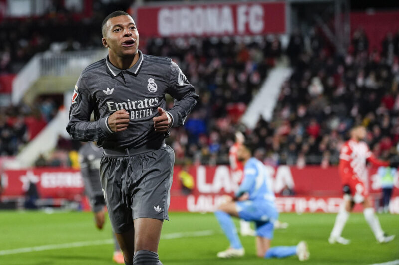 El delantero francés del Real Madrid Kylian Mbappé celebra tras marcar el 0-3 contra el Girona durante el partido de la jornada 16 de LaLiga. EFE/ Siu Wu