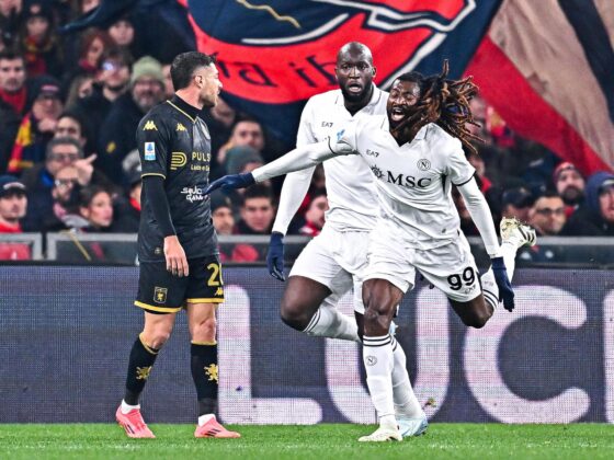 El jugador del Nápoles Frank Anguissa (d) celebra con su compñaero Romelu Lukaku un gol durante el partido de la Serie A que han jugado Genoa CFC y SSC Napoli en el Luigi Ferraris stadium en Génova, Italia. EFE/EPA/STRINGER