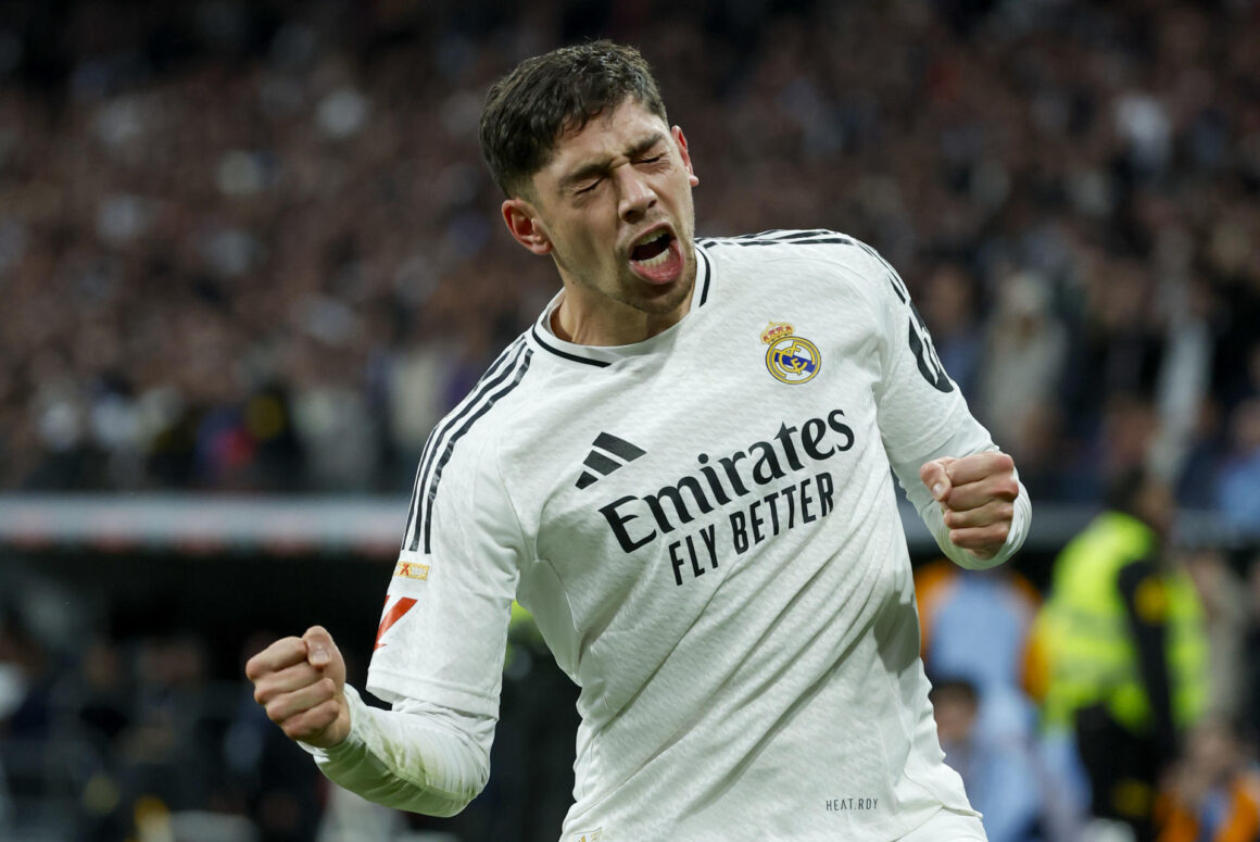 El centrocampista uruguayo del Real Madrid Fede Valverde celebra la consecución del segundo gol de su equipo durante el partido de LaLiga entre el Real Madrid y el Sevilla, este domingo en el estadio Santiago Bernabéu. EFE/ JuanJo Martín