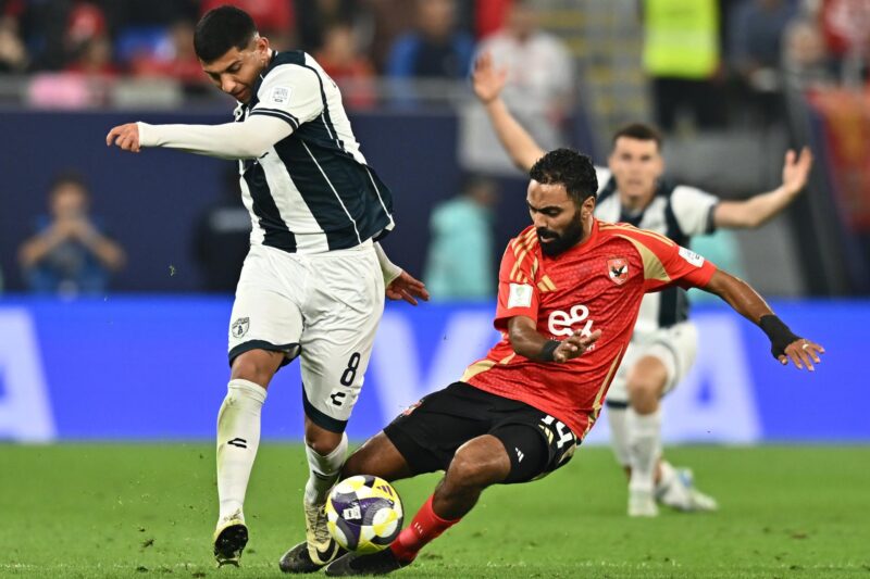 El Pachuca gana en los penaltis y se medirá en la final al Real Madrid El jugador Hussein El Shahat (d), del Al Ahly SC Bryan Gonzalez CF Pachuca en accón durante el partido de la FIFA Challenger Cup que han jugado CF Pachuca y Al Ahly FC, en la semfinal de la FIFA Intercontinental Cup 2024 en Doha, Qatar. EFE/EPA/NOUSHAD THEKKAYIL