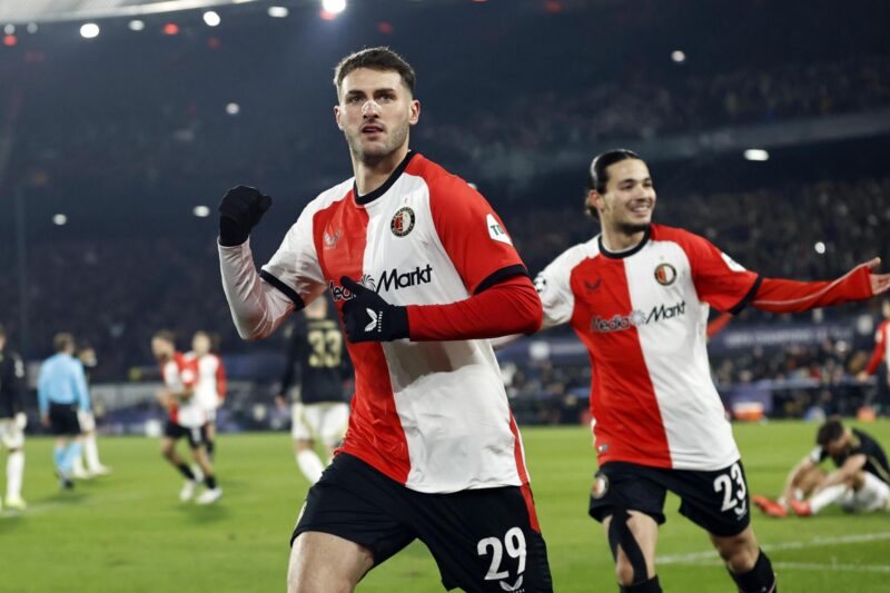El delantero mexicano Santiago Gimenez (d), de Feyenoord, celebra el 4-1 durante el partido de la sexta jornada de la UEFA Champions League que han juagdo Feyenoord Rotterdam y AC Sparta Prague en Rotterdam, Países Bajos. EFE/EPA/MAURICE VAN STEEN