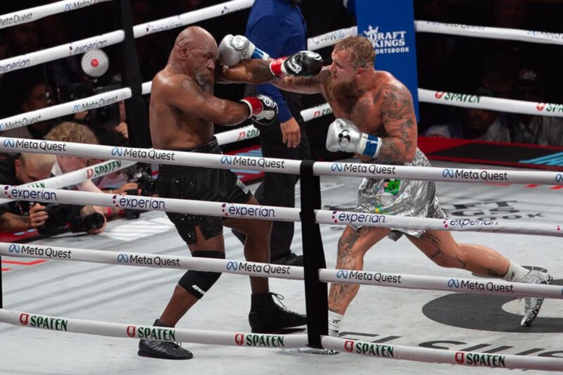 El 'youtuber' Jake Paul (d) se enfrenta al ex campeón mundial de los pesos pesados Myke Tyson (i) la noche del viernes en el AT&T Stadium en la ciudad de Arlington (Estados Unidos). EFE/ Carlos Ramírez