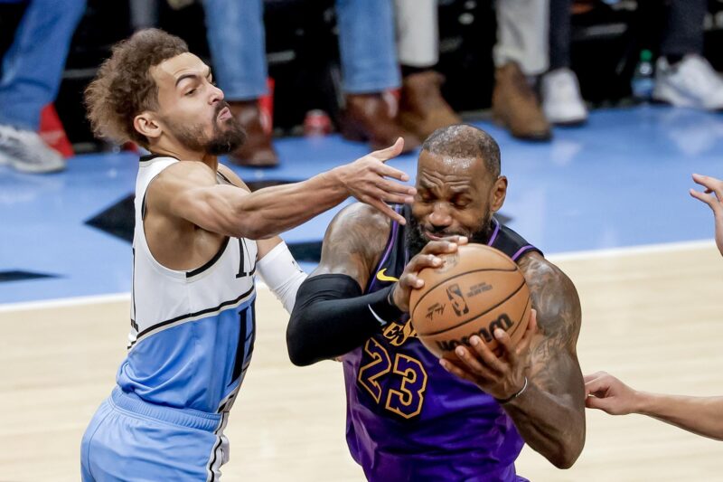 El referente de los Lakers, LeBron James (d) busca sacarse de encima del guardia de los Hawks, Trae Young, durante el juego que este viernes ganó la franquicia de Atlanta por 134-132. EFE/EPA/ERIK S. LESSER SHUTTERSTOCK
