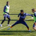 Los jugadores del Real Madrid Rodrygo, Vinicius jr (i) y Luka Modric (d), durante el entrenamiento realizado en Valdebebas. EFE/Ballesteros