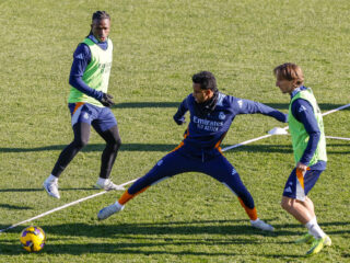 Los jugadores del Real Madrid Rodrygo, Vinicius jr (i) y Luka Modric (d), durante el entrenamiento realizado en Valdebebas. EFE/Ballesteros