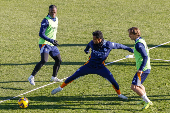 Los jugadores del Real Madrid Rodrygo, Vinicius jr (i) y Luka Modric (d), durante el entrenamiento realizado en Valdebebas. EFE/Ballesteros