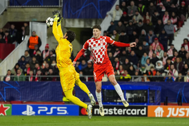 Girona 0-1 Liverpool: Estadísticas, resumen y resultado El portero del Liverpool Alisson Becker (izda) disputa el balón con el jugador del Girona FC Ladislav Krejci, durante el partido de Liga de Campeones disputado entre el Girona y el Liverpool, este martes en el estadio de Montilivi. EFE/Siu Wu